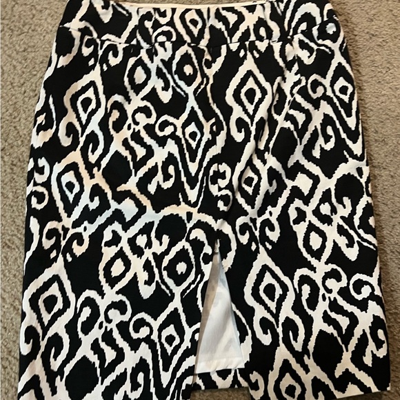 WHITE HOUSE BLACK MARKET WOMEN SIZE 8 BLACK AND WHITE SKIRT - Picture 2 of 6